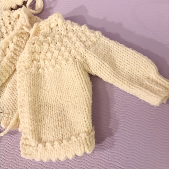 Vintage 1970 Hand Luxury Knitted Ivory Baby Layette Sweater Jacket Bonnet Set - Picture 3 of 11